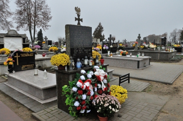 186. Skołatowo. Cmentarz - tablica poświęcona żołnierzom z parafii Skołatowo poległym w czasie II wojny światowej.JPG