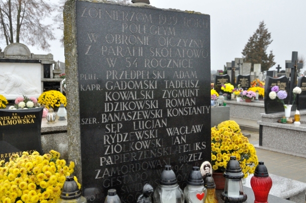 187. Skołatowo. Cmentarz - tablica poświęcona żołnierzom z parafii Skołatowo poległym w czasie II wojny światowej.JPG