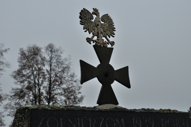 189. Skołatowo. Cmentarz - tablica poświęcona żołnierzom z parafii Skołatowo poległym w czasie II wojny światowej.JPG