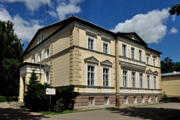 59. Lucień. Pałac z XIX w..jpg