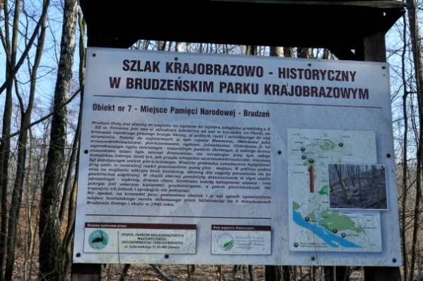 214. Brudzeński Park Krajobrazowy. Miejsce Pamięci Narodowej - tabl. inf..JPG