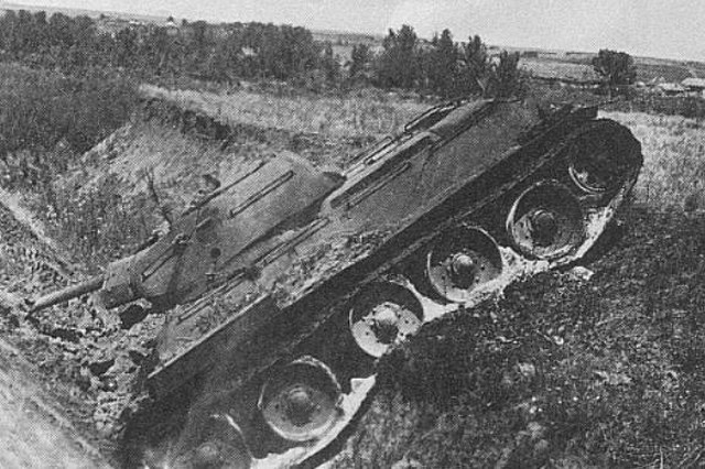 T-34 w rowie p. czolg..jpg