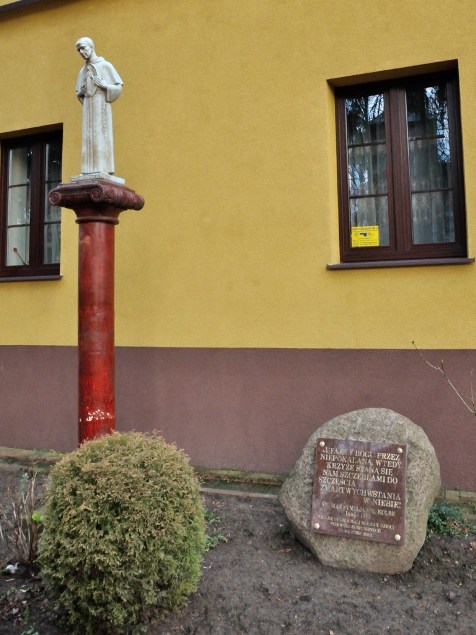 043. Głogowiec. Sanktuarium Maryjne - figura o. Maksymiliana Kolbe.JPG