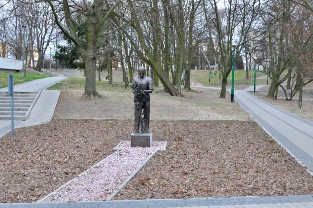 355. Kutno. Park miejski im. R. Traugutta - pomnik Bolesława Wituszyńskiego.JPG
