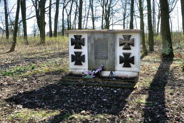 048. Słup. Pomnik pamięci zamordowanych przez hitlerowców w styczniu 1945 r. .JPG