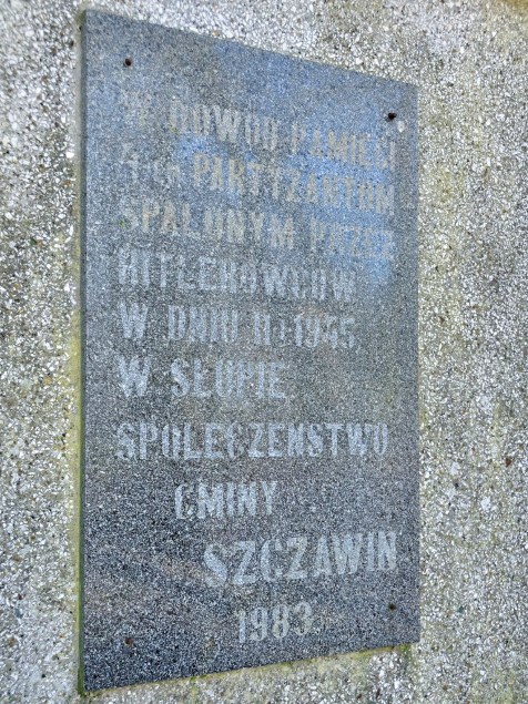 049. Słup. Pomnik pamięci zamordowanych przez hitlerowców w styczniu 1945 r. .JPG