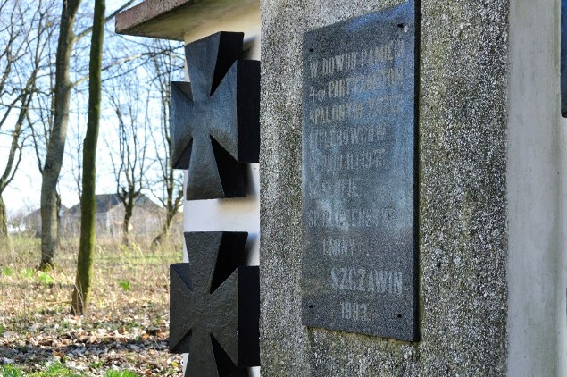 051. Słup. Pomnik pamięci zamordowanych przez hitlerowców w styczniu 1945 r. .JPG