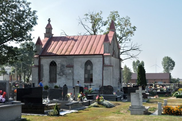117. Mnich. Cmentarz - kaplica z 1776 r..JPG