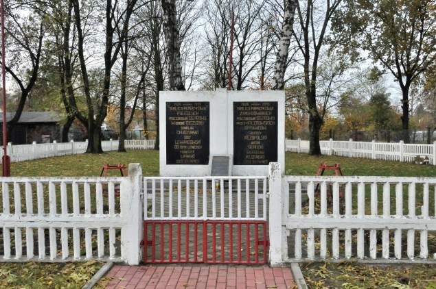 089. Ostrowy. Pomnik ku czci poległych i pomordowanych w latach 1939-1945.JPG