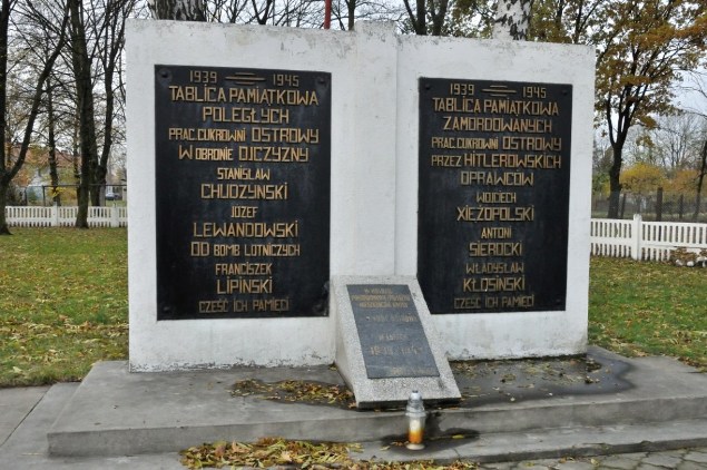 090. Ostrowy. Pomnik ku czci poległych i pomordowanych w latach 1939-1945.JPG