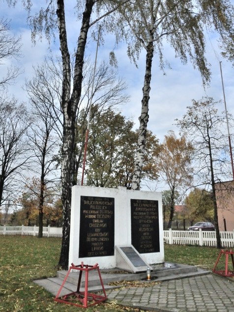 092. Ostrowy. Pomnik ku czci poległych i pomordowanych w latach 1939-1945.JPG