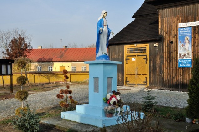 222. Nowe. Figura Matki Boskiej przy kościele pw. św. Floriana.JPG