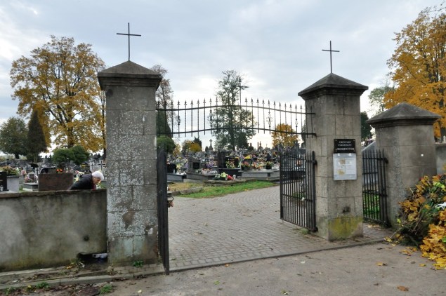 002. Bodzentyn. Cmentarz parafialny rzymskokatolicki.JPG