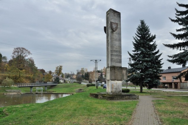 178. Bodzentyn. Pomnik upamiętniający poległych partyzantów w l. 1939-1945.JPG