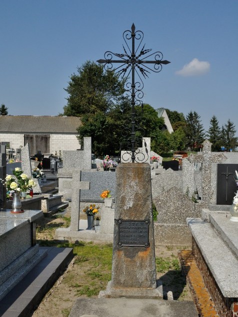 272. Bonisław. Cmentarz parafialny.JPG