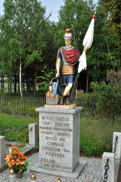 082. Zieluń. Cmentarz katolicki - pomnik pamięci strażaków.JPG
