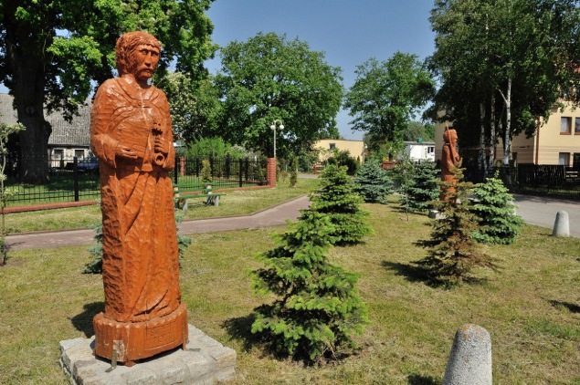 100. Rowy. Rzeźba św. Piotra stojąca przed kościołem.JPG