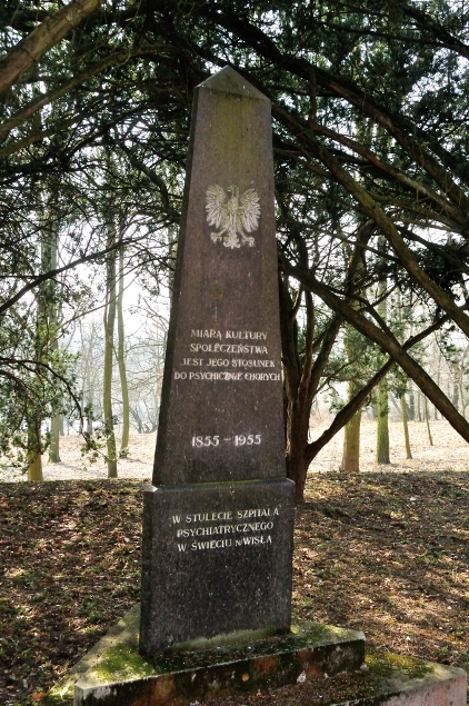 701. Świecie. Obelisk w 100-lecie szpitala psychiatrycznego w Świeciu.JPG