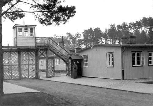 Brama Śmierci w obozie Stutthof 1941–1945.jpg